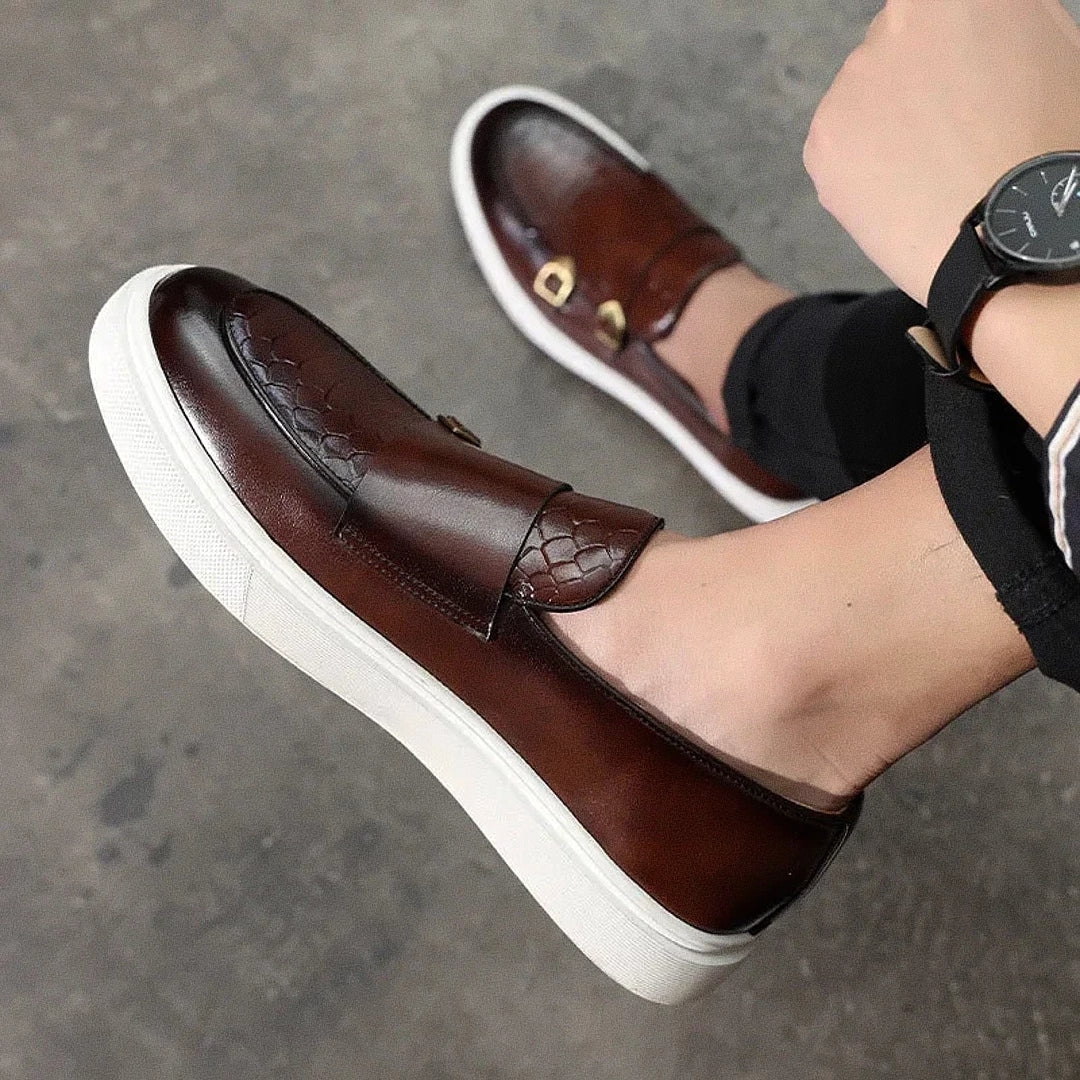 Sapato Masculino Loafer Marcanzzi MZ372 com design contemporâneo e materiais de alta qualidade. Ideal para compor visuais casuais com sofisticação.