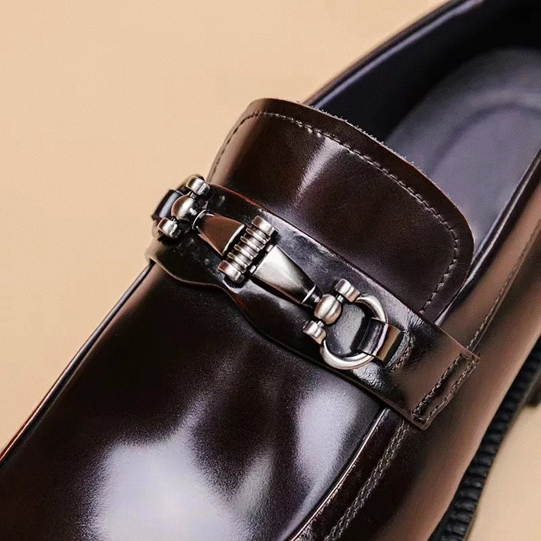 Sapato Masculino Loafer Marcanzzi MZ373 em couro envernizado, solado tratorado, costura dupla. Disponível nas cores vinho tinto e preto. Elegância e conforto.