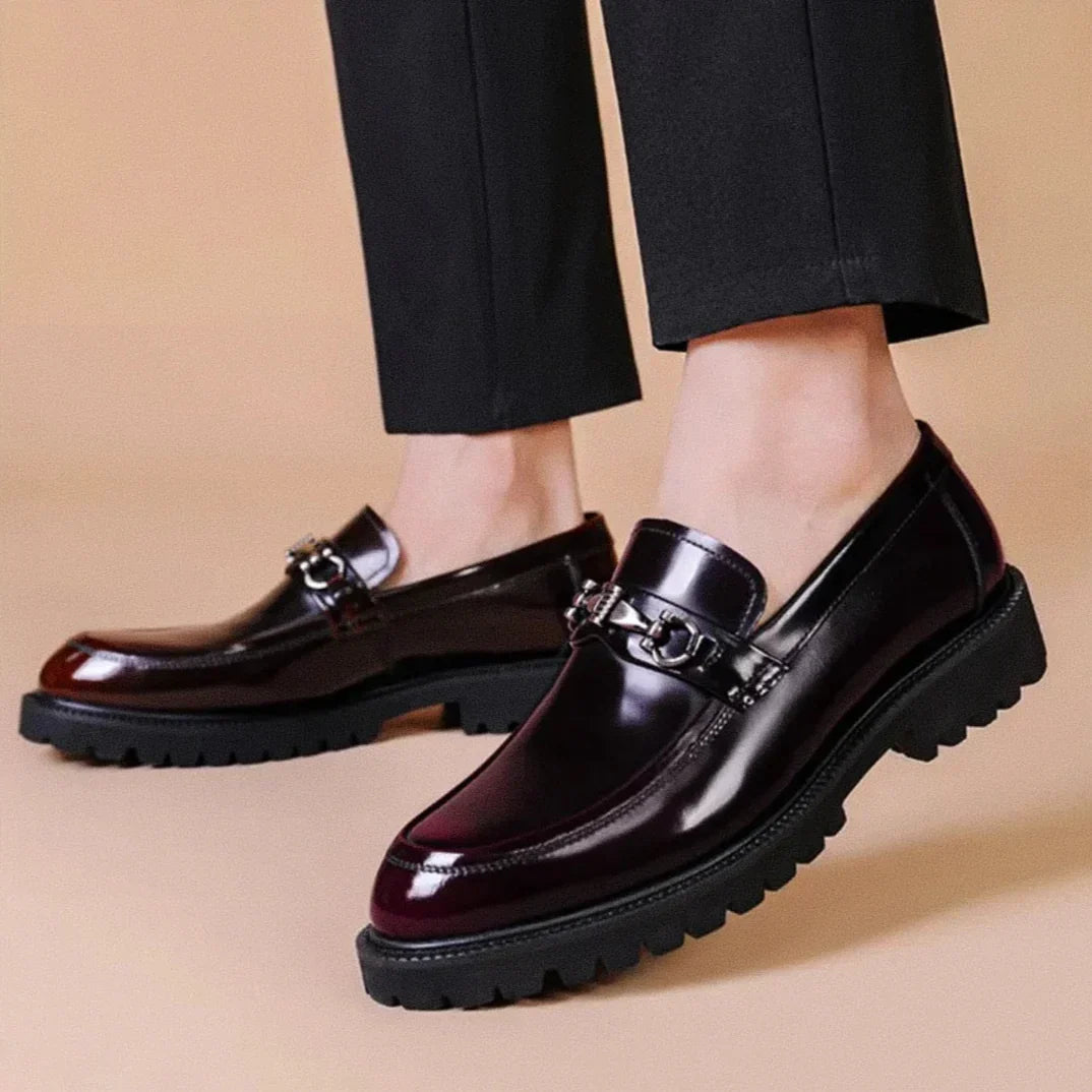 Sapato Masculino Loafer Marcanzzi MZ373 em couro envernizado, solado tratorado, costura dupla. Disponível nas cores vinho tinto e preto. Elegância e conforto.