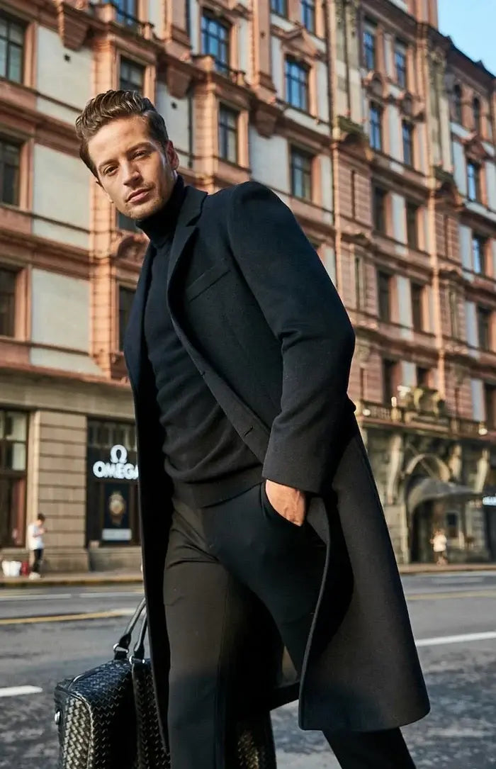 Sobretudo Longo de Lã Masculino Marcanzzi MZ097: luxo e sofisticação, design exclusivo, costuras reforçadas, tecido leve, conforto, resistente e durável.