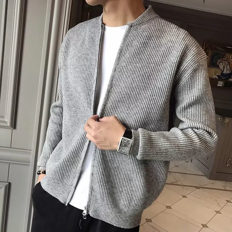 Suéter Masculino Clássico com Zíper Marcanzzi MZ045 com design moderno, gola redonda e acabamento confortável para compor looks versáteis e elegantes.