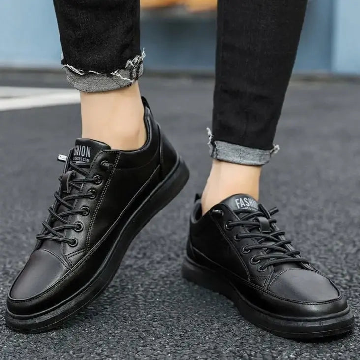 Tênis Masculino de Couro Fashion Marcanzzi MZ331: estilo, conforto e durabilidade. Design exclusivo, sola antiderrapante e tecido ecológico antibacteriano.