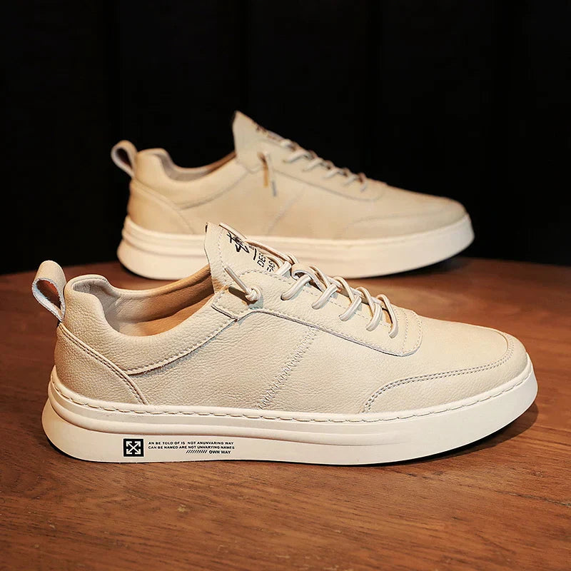 Tênis Masculino de Couro Marcanzzi MZ329 feito em couro premium, com palmilha ergonômica, solado antiderrapante e design elegante para uso diário.