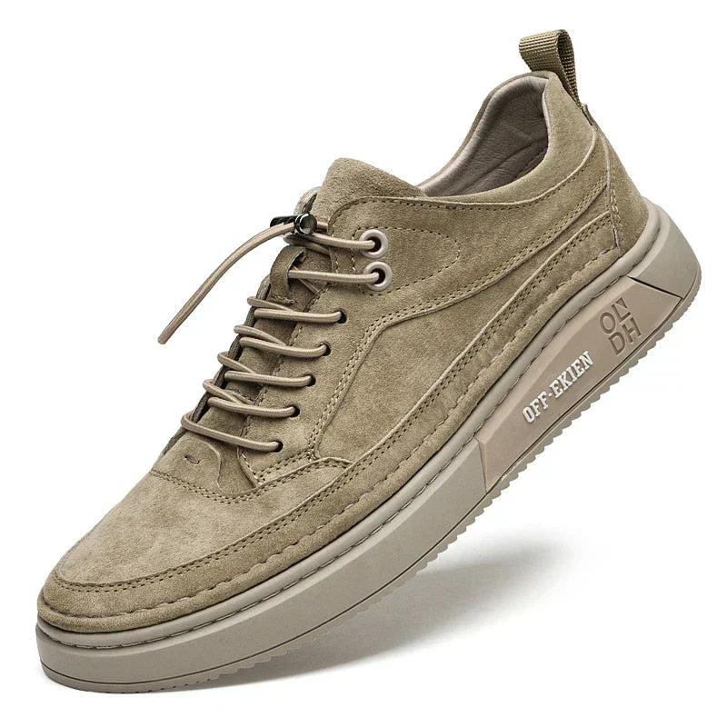 Tênis Masculino Marcanzzi MZ432 em camurça premium, elegante e confortável, com palmilha acolchoada e solado antiderrapante. Ideal para looks casuais e formais.
