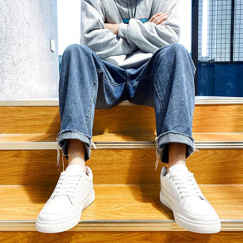 Tênis Masculino em Couro Marcanzzi MZ377 em couro ecológico premium com cadarço ajustável, solado antiderrapante e design versátil para estilo e conforto.