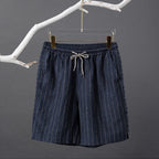 Bermuda de Linho Listrada Marcanzzi MZ946 em linho nobre com listras discretas, caimento impecável e acabamento premium para estilo e conforto.