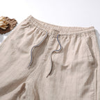 Bermuda de Linho Listrada Marcanzzi MZ946 em linho nobre com listras discretas, caimento impecável e acabamento premium para estilo e conforto.