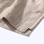 Bermuda de Linho Listrada Marcanzzi MZ946 em linho nobre com listras discretas, caimento impecável e acabamento premium para estilo e conforto.