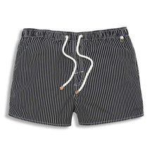 Bermuda Masculina Praia Listrada Marcanzzi MZ948 em tecido leve com estampa listrada clássica, secagem rápida e caimento moderno para estilo versátil.