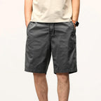 Bermuda Masculina Street Marcanzzi MZ949 em sarja premium com caimento ajustado e design moderno, perfeita para estilo urbano e conforto diário.