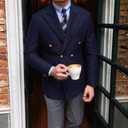 Blazer Masculino Transpassado Marcanzzi MZ062 em Ecomicrofibra, forro de seda e poliéster. Elegante, confortável e sofisticado para eventos especiais.