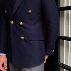 Blazer Masculino Transpassado Marcanzzi MZ062 em Ecomicrofibra, forro de seda e poliéster. Elegante, confortável e sofisticado para eventos especiais.