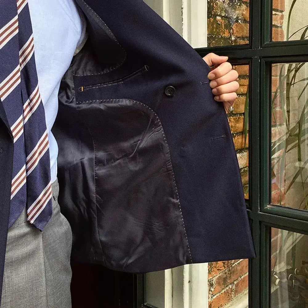 Blazer Masculino Transpassado Marcanzzi MZ062 em Ecomicrofibra, forro de seda e poliéster. Elegante, confortável e sofisticado para eventos especiais.