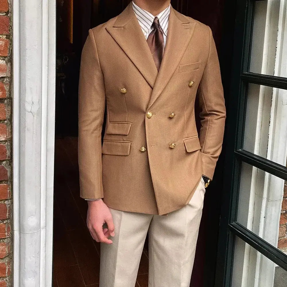 Blazer Masculino Transpassado Marcanzzi MZ062 em Ecomicrofibra, forro de seda e poliéster. Elegante, confortável e sofisticado para eventos especiais.