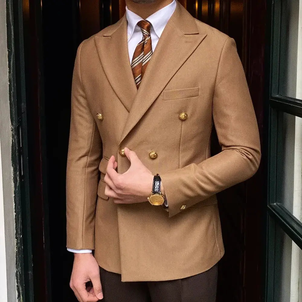 Blazer Masculino Transpassado Marcanzzi MZ062 em Ecomicrofibra, forro de seda e poliéster. Elegante, confortável e sofisticado para eventos especiais.