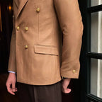 Blazer Masculino Transpassado Marcanzzi MZ062 em Ecomicrofibra, forro de seda e poliéster. Elegante, confortável e sofisticado para eventos especiais.