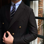 Blazer Masculino Transpassado Marcanzzi MZ062 em Ecomicrofibra, forro de seda e poliéster. Elegante, confortável e sofisticado para eventos especiais.