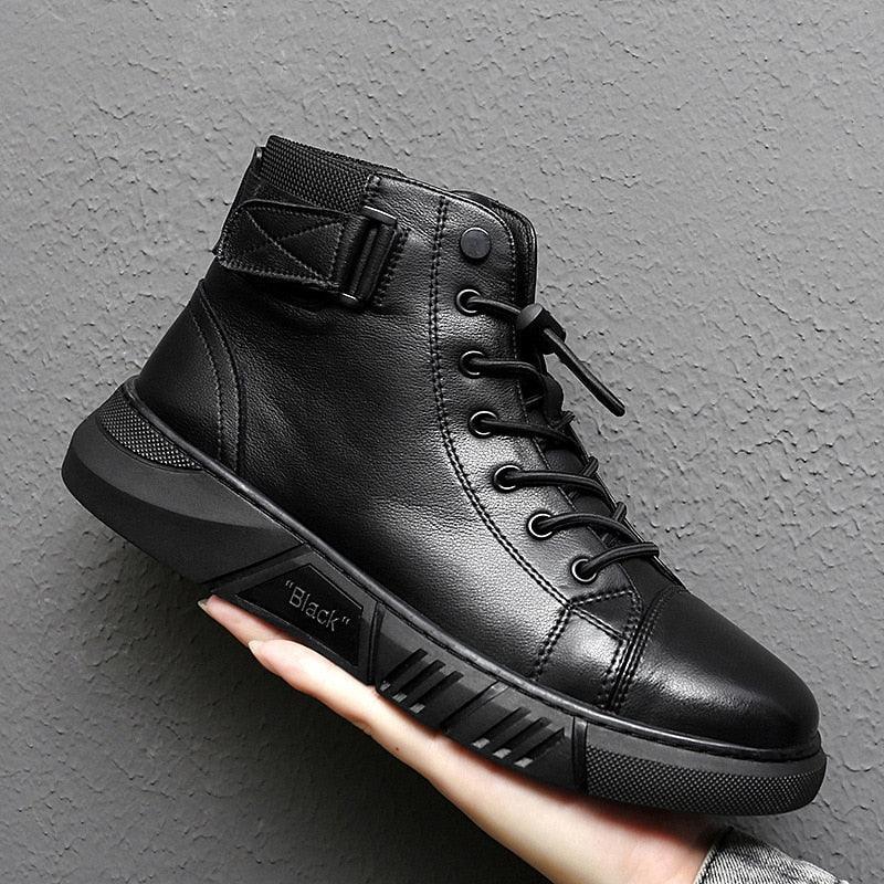 Bota de Couro Masculina Marcanzzi Black MZ280 em couro italiano com acabamento refinado, solado antiderrapante e design versátil para uso diário.