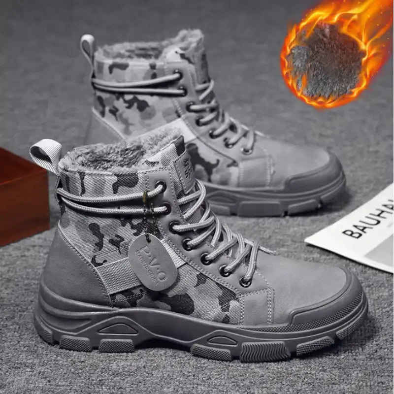 Bota Masculina Camuflada Speed Marcanzzi MZ286: couro legítimo, solado antiderrapante, conforto e elegância para eventos formais e uso diário.