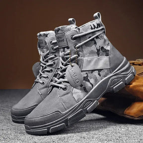 Bota Masculina Camuflada Speed Marcanzzi MZ286: couro legítimo, solado antiderrapante, conforto e elegância para eventos formais e uso diário.