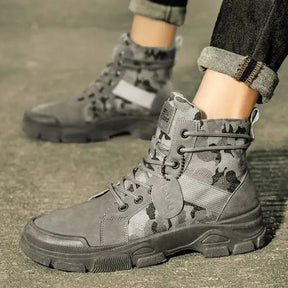 Bota Masculina Camuflada Speed Marcanzzi MZ286: couro legítimo, solado antiderrapante, conforto e elegância para eventos formais e uso diário.