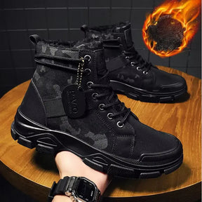 Bota Masculina Camuflada Speed Marcanzzi MZ286: couro legítimo, solado antiderrapante, conforto e elegância para eventos formais e uso diário.