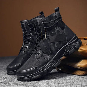 Bota Masculina Camuflada Speed Marcanzzi MZ286: couro legítimo, solado antiderrapante, conforto e elegância para eventos formais e uso diário.