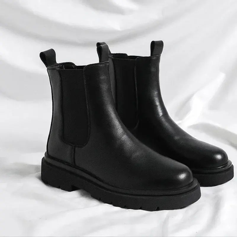 Bota Masculina Cano Alto Chelsea Marcanzzi MZ278 em couro legítimo com acabamento refinado, solado de borracha antiderrapante e forro acolchoado para conforto diário.