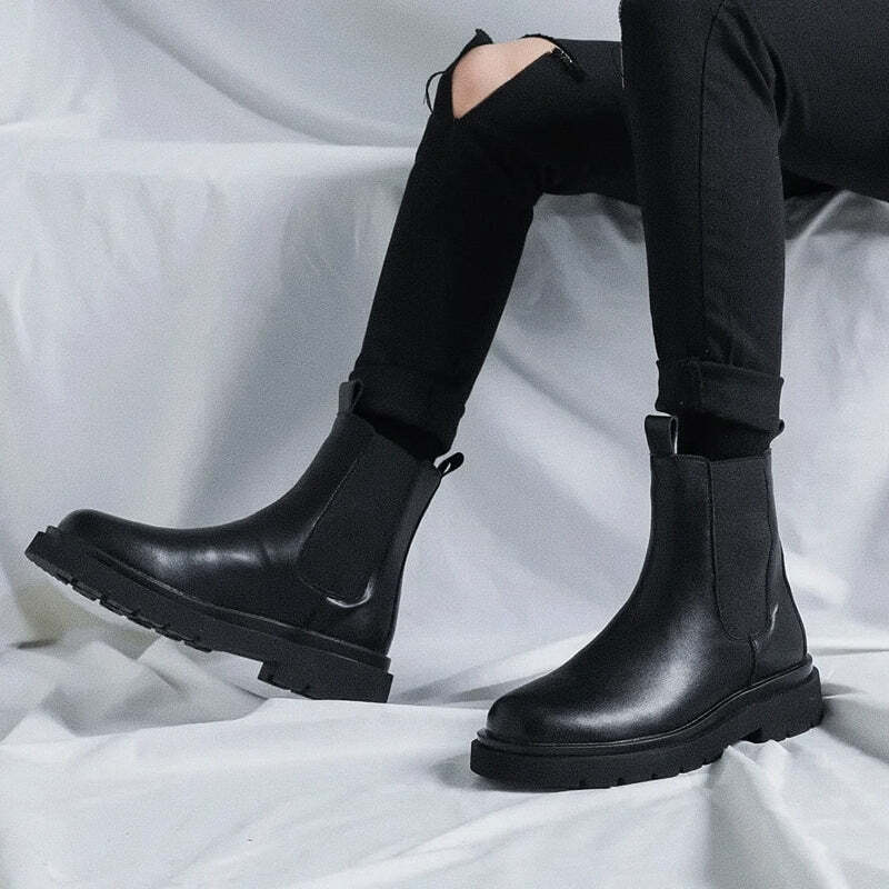 Bota Masculina Cano Alto Chelsea Marcanzzi MZ278 em couro legítimo com acabamento refinado, solado de borracha antiderrapante e forro acolchoado para conforto diário.