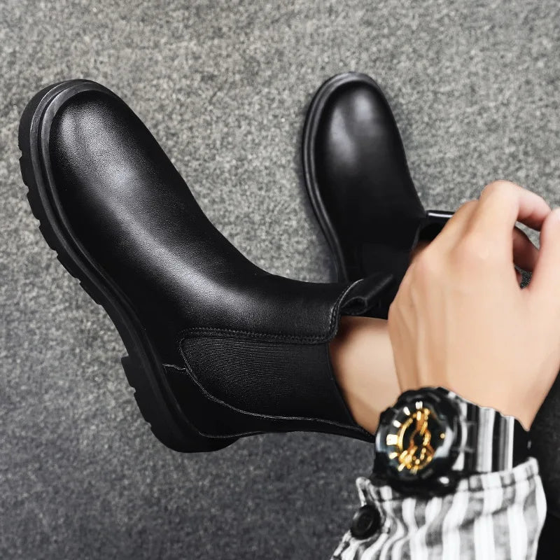 Bota Masculina Cano Alto Chelsea Marcanzzi MZ278 em couro legítimo com acabamento refinado, solado de borracha antiderrapante e forro acolchoado para conforto diário.