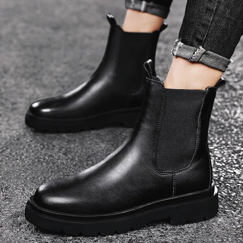 Bota Masculina Cano Alto Chelsea Marcanzzi MZ278 em couro legítimo com acabamento refinado, solado de borracha antiderrapante e forro acolchoado para conforto diário.