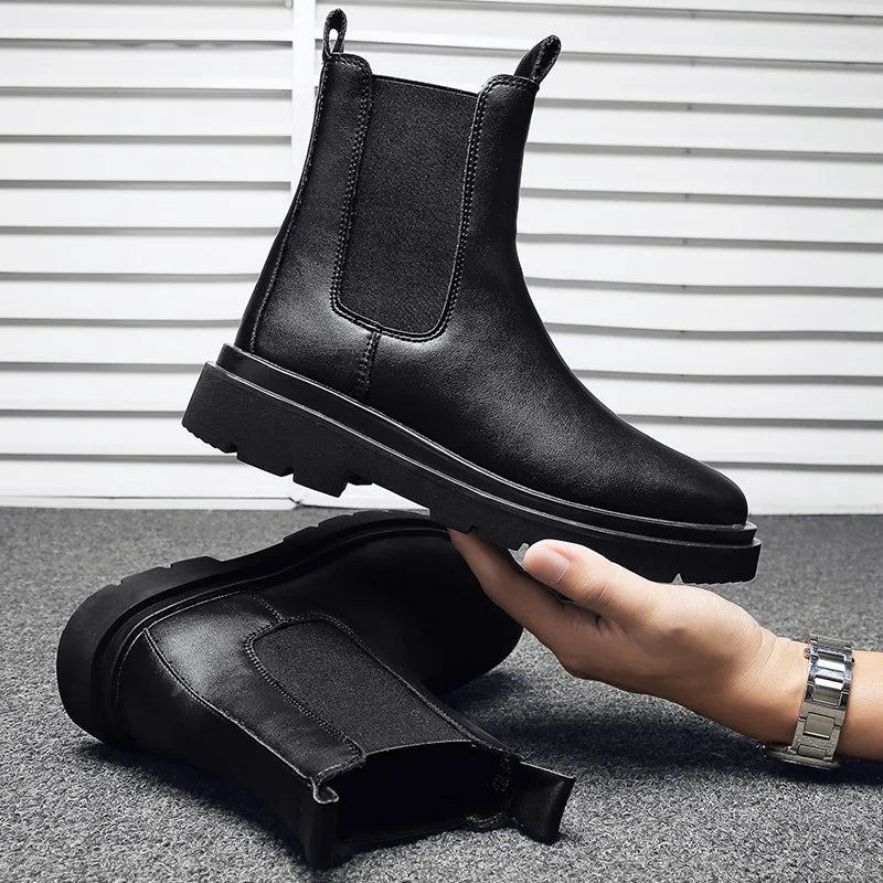 Bota Masculina Cano Alto Chelsea Marcanzzi MZ278 em couro legítimo com acabamento refinado, solado de borracha antiderrapante e forro acolchoado para conforto diário.