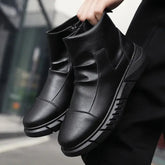 Bota Masculina Chelsea Marcanzzi MZ296: couro premium, conforto acolchoado, solado antiderrapante, zíper lateral, versátil para looks casuais e formais.