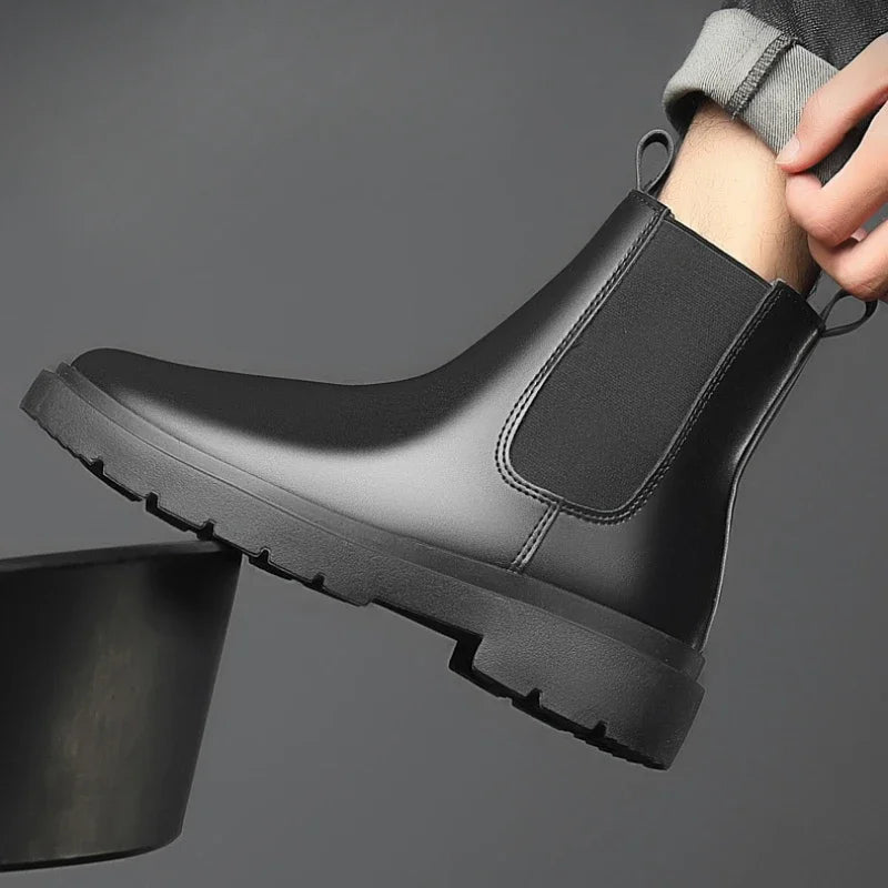 Bota Masculina Chelsea de Couro Marcanzzi MZ328 em couro legítimo com acabamento refinado, solado antiderrapante e forro acolchoado para conforto prolongado.