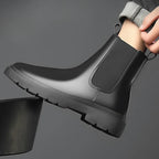 Bota Masculina Chelsea de Couro Marcanzzi MZ328 em couro legítimo com acabamento refinado, solado antiderrapante e forro acolchoado para conforto prolongado.