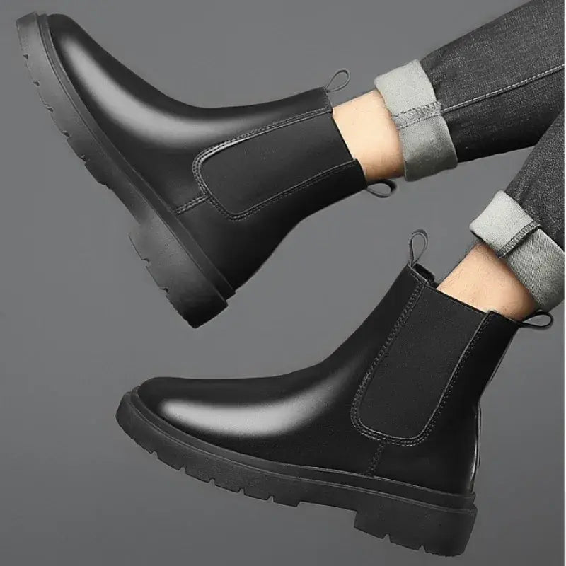 Bota Masculina Chelsea de Couro Marcanzzi MZ328 em couro legítimo com acabamento refinado, solado antiderrapante e forro acolchoado para conforto prolongado.