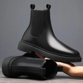 Bota Masculina Chelsea de Couro Marcanzzi MZ328 em couro legítimo com acabamento refinado, solado antiderrapante e forro acolchoado para conforto prolongado.