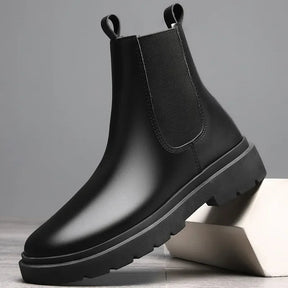Bota Masculina Chelsea de Couro Marcanzzi MZ328 em couro legítimo com acabamento refinado, solado antiderrapante e forro acolchoado para conforto prolongado.