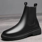 Bota Masculina Chelsea de Couro Marcanzzi MZ328 em couro legítimo com acabamento refinado, solado antiderrapante e forro acolchoado para conforto prolongado.