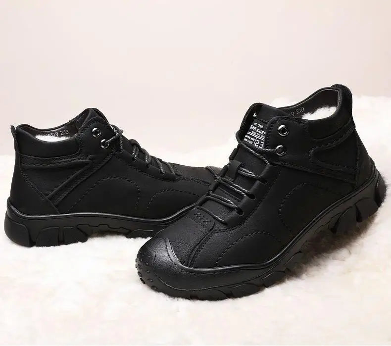 Bota masculina Marcanzzi MZ282 em couro legítimo, com solado antiderrapante e forro acolchoado. Ideal para estilo casual e aventureiro. Conforto e durabilidade.