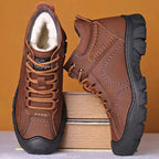 Bota masculina Marcanzzi MZ282 em couro legítimo, com solado antiderrapante e forro acolchoado. Ideal para estilo casual e aventureiro. Conforto e durabilidade.