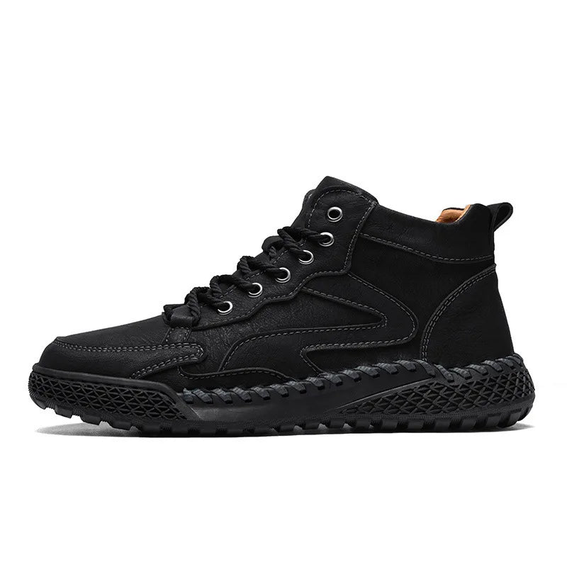 Bota Masculina de Couro Marcanzzi MZ294: elegância e resistência. Couro sintético, solado antiderrapante, interior acolchoado, respirável e impermeável.