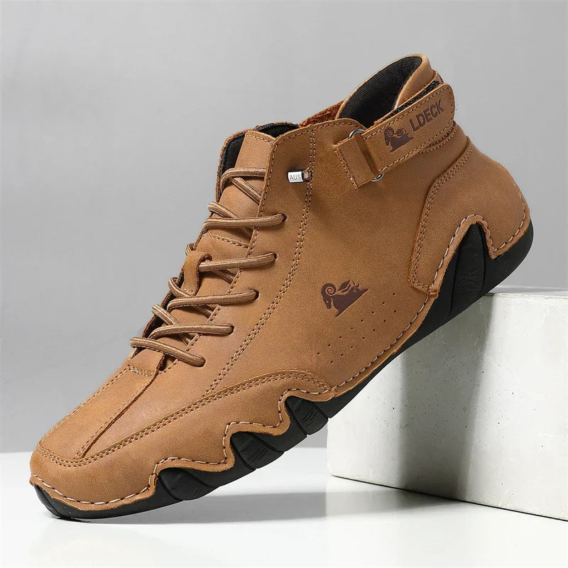Bota Masculina Ldeck Marcanzzi MZ289 em couro legítimo premium, sola antiderrapante, interior acolchoado e ajuste com cadarço para estilo, conforto e resistência.