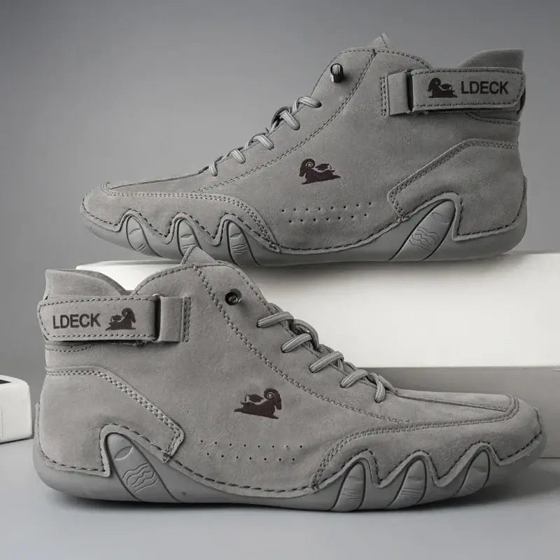 Bota Masculina Ldeck Marcanzzi MZ289 em couro legítimo premium, sola antiderrapante, interior acolchoado e ajuste com cadarço para estilo, conforto e resistência.