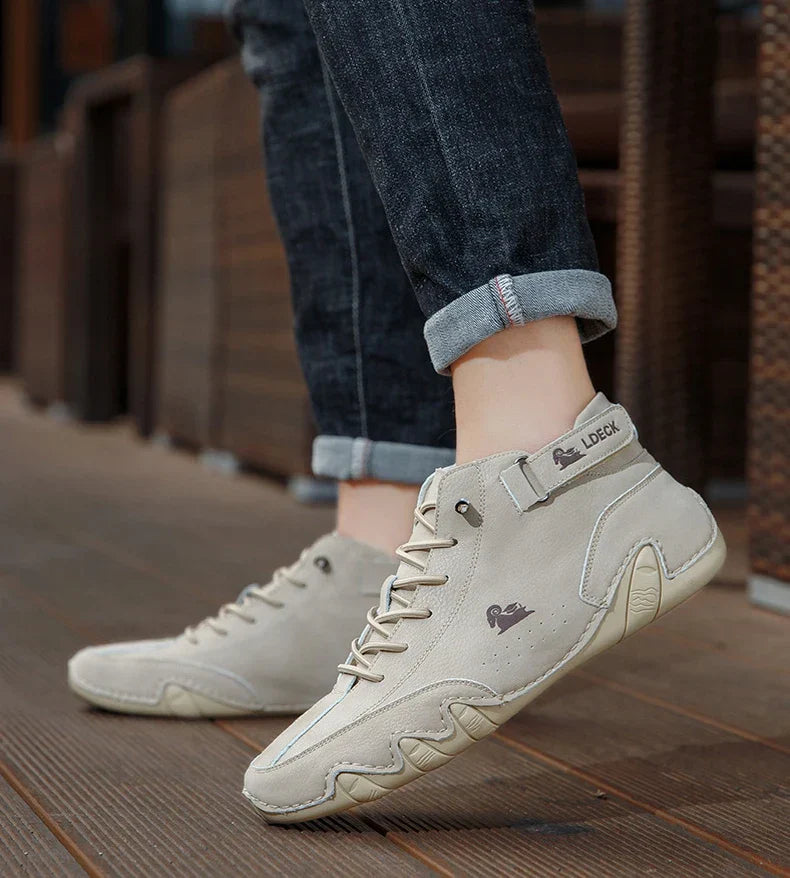 Bota Masculina Ldeck Marcanzzi MZ289 em couro legítimo premium, sola antiderrapante, interior acolchoado e ajuste com cadarço para estilo, conforto e resistência.