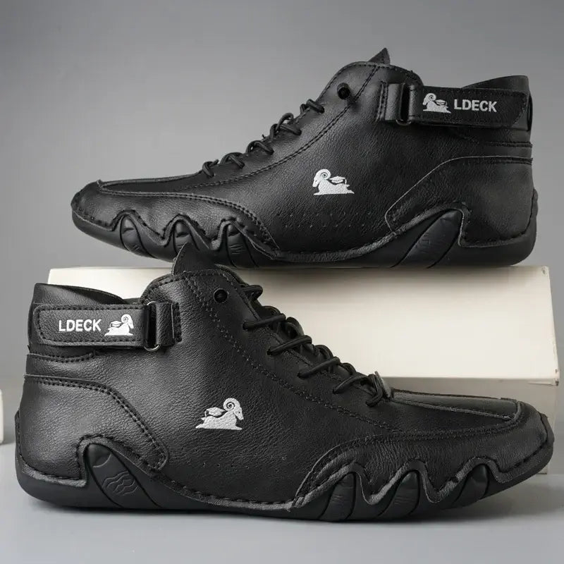 Bota Masculina Ldeck Marcanzzi MZ289 em couro legítimo premium, sola antiderrapante, interior acolchoado e ajuste com cadarço para estilo, conforto e resistência.