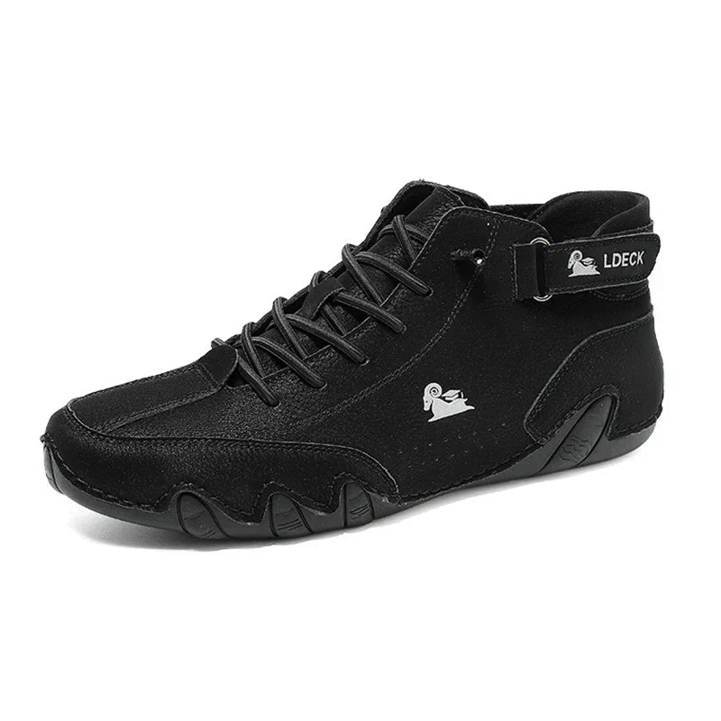 Bota Masculina Ldeck Marcanzzi MZ289 em couro legítimo premium, sola antiderrapante, interior acolchoado e ajuste com cadarço para estilo, conforto e resistência.