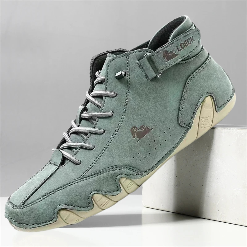 Bota Masculina Ldeck Marcanzzi MZ289 em couro legítimo premium, sola antiderrapante, interior acolchoado e ajuste com cadarço para estilo, conforto e resistência.