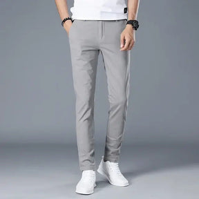 Calça Casual Masculina Marcanzzi MZ004: conforto e estilo em sarja de alta qualidade com corte de alfaiataria. Elegância para trabalho ou encontros.