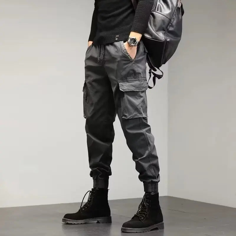 Calça Casual Masculina Marcanzzi Street MZ259 em tecido premium, com design slim, fechamento flexível e bolsos práticos para estilo versátil.